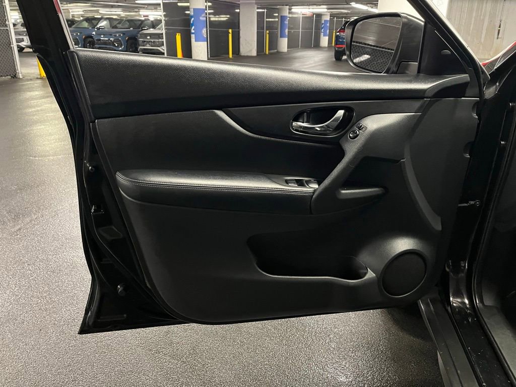 Used 2020 Nissan Rogue SV FWD image 17