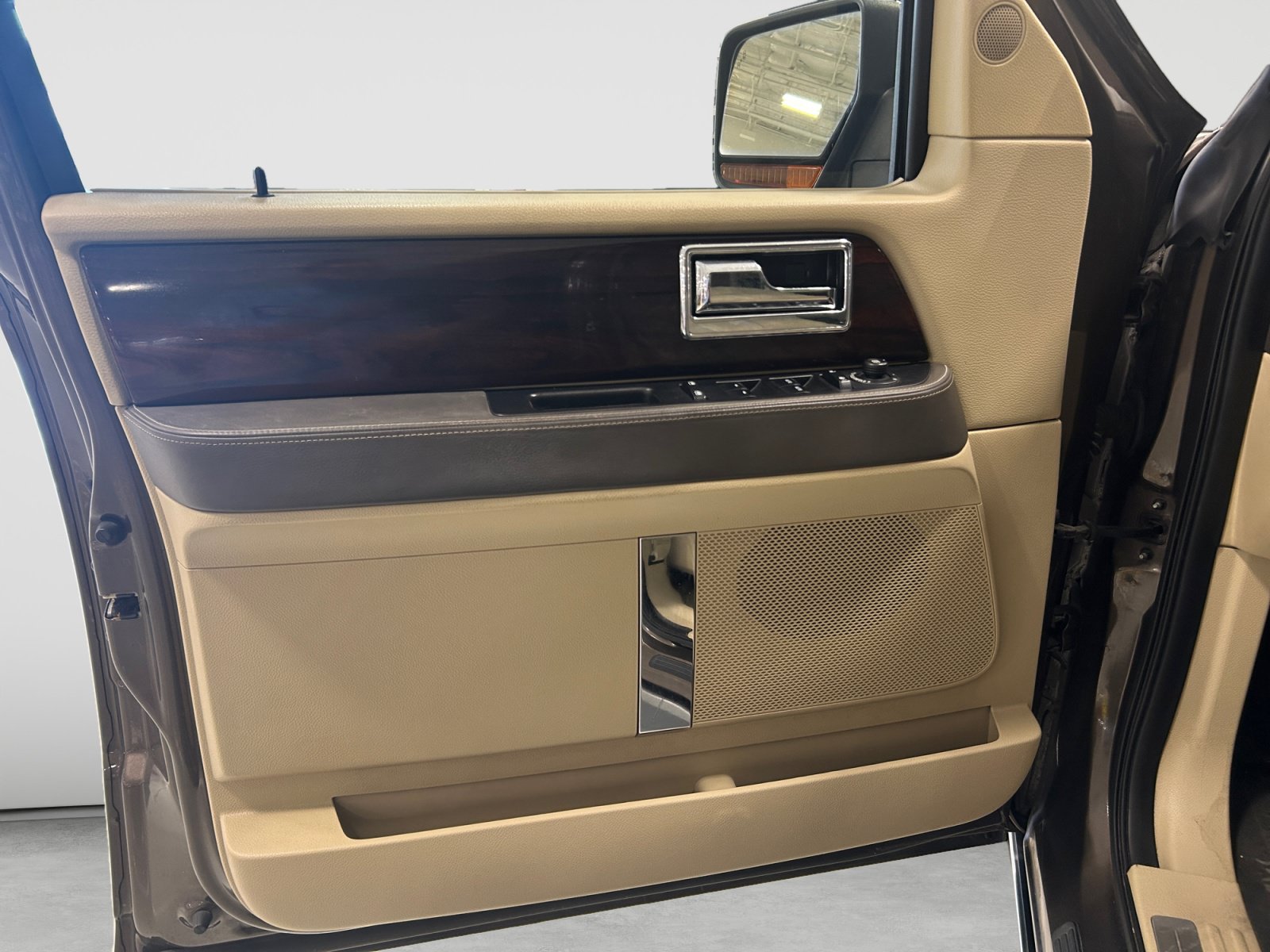 Used 2015 Lincoln Navigator 2WD w/ Equipment Group 101A Reserve image 10