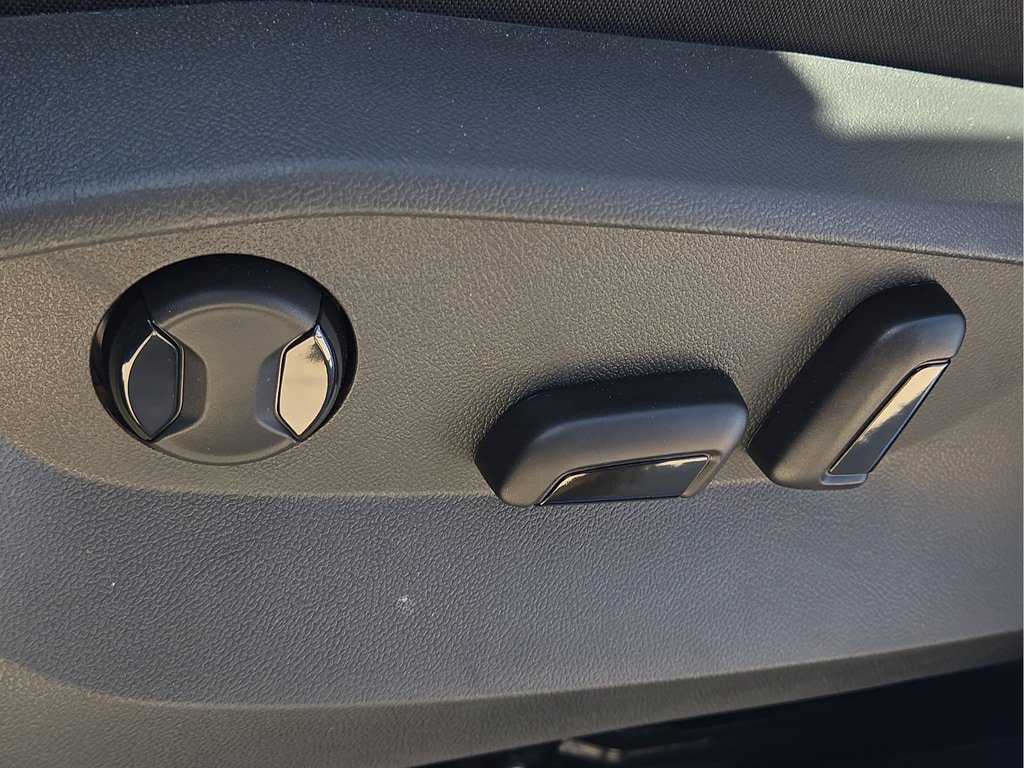 New 2026 Volkswagen Taos SE FWD image 18