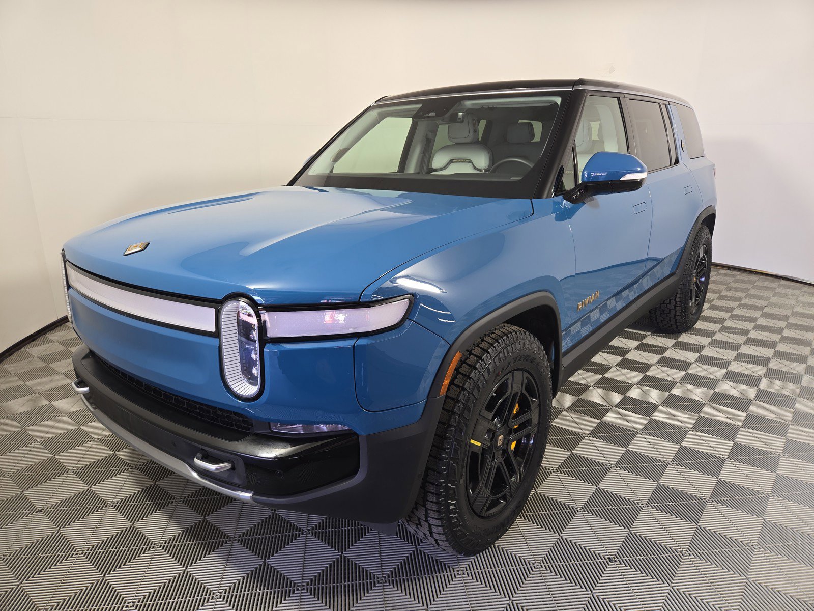 Used 2023 Rivian R1S Adventure