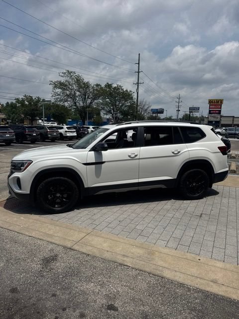 Used 2024 Volkswagen Atlas Peak Edition SEL AWD/4WD image 11