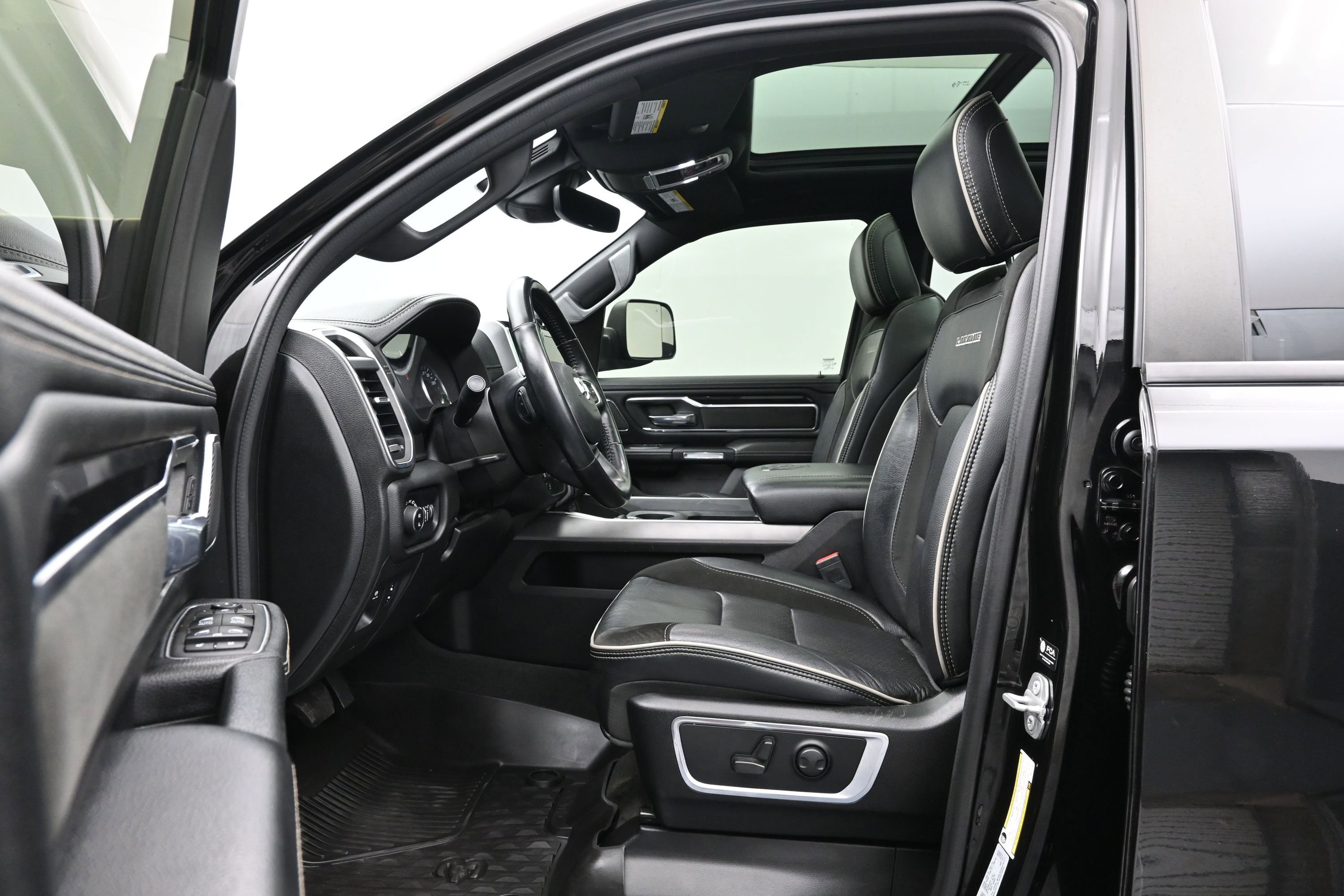 Used 2022 RAM 1500 Laramie AWD/4WD image 9