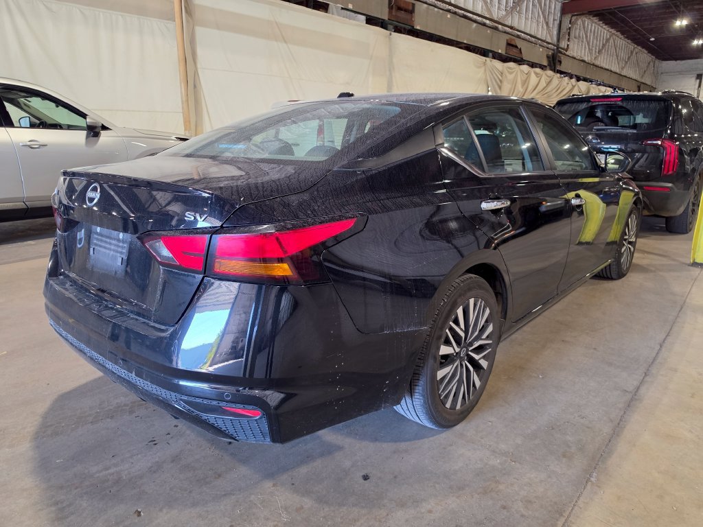 Used 2024 Nissan Altima 2.5 SV FWD image 2