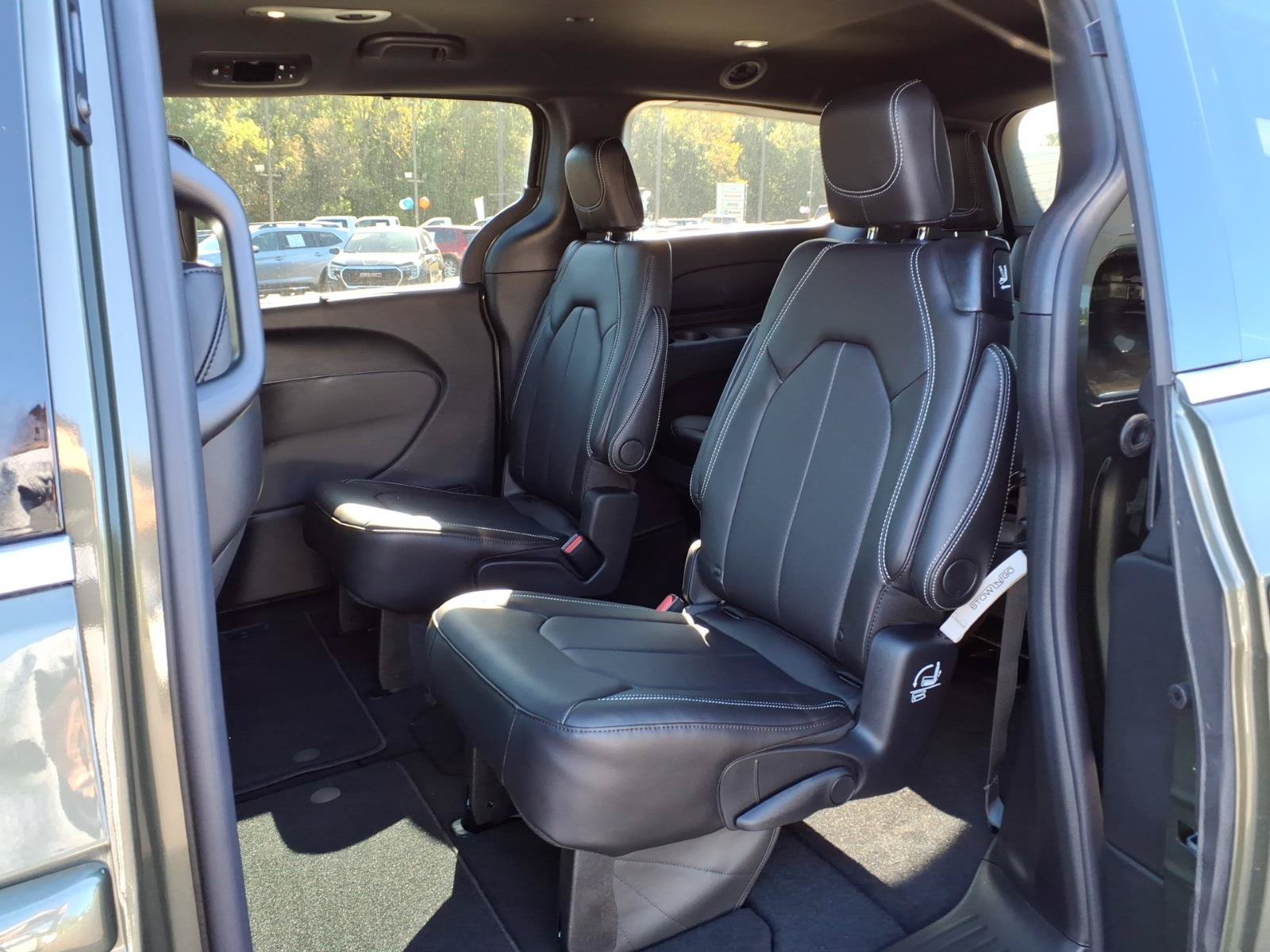New 2027 Chrysler Pacifica Select AWD/4WD image 28