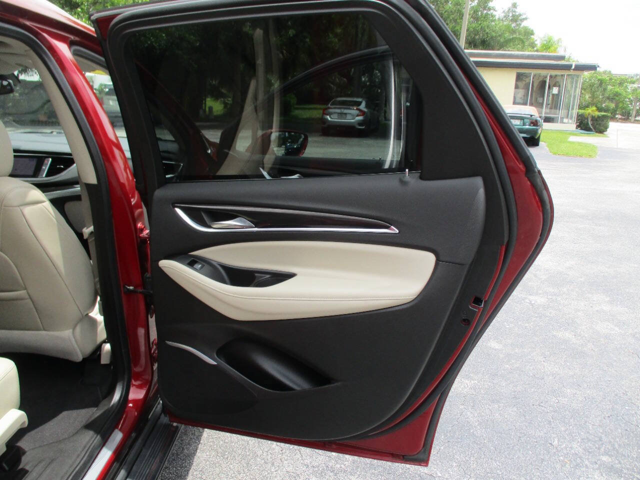 Used 2020 Buick Enclave Essence w/ LPO, Luxury Package FWD image 28