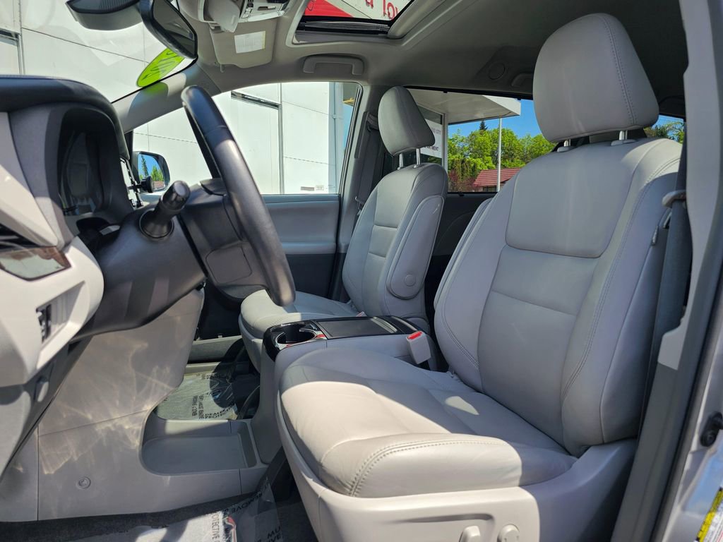 Used 2018 Toyota Sienna XLE w/ XLE Navigation Package AWD/4WD image 20