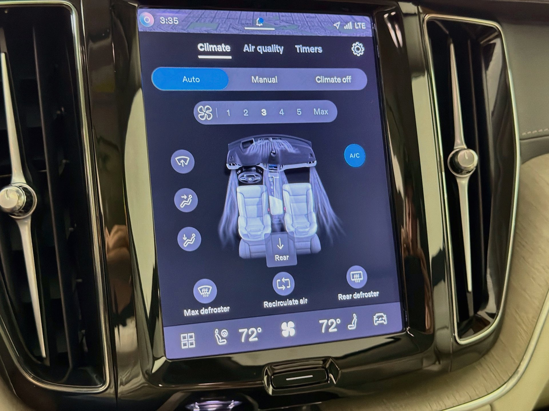 Certified 2023 Volvo XC60 B5 Ultimate w/ Climate Package FWD image 17