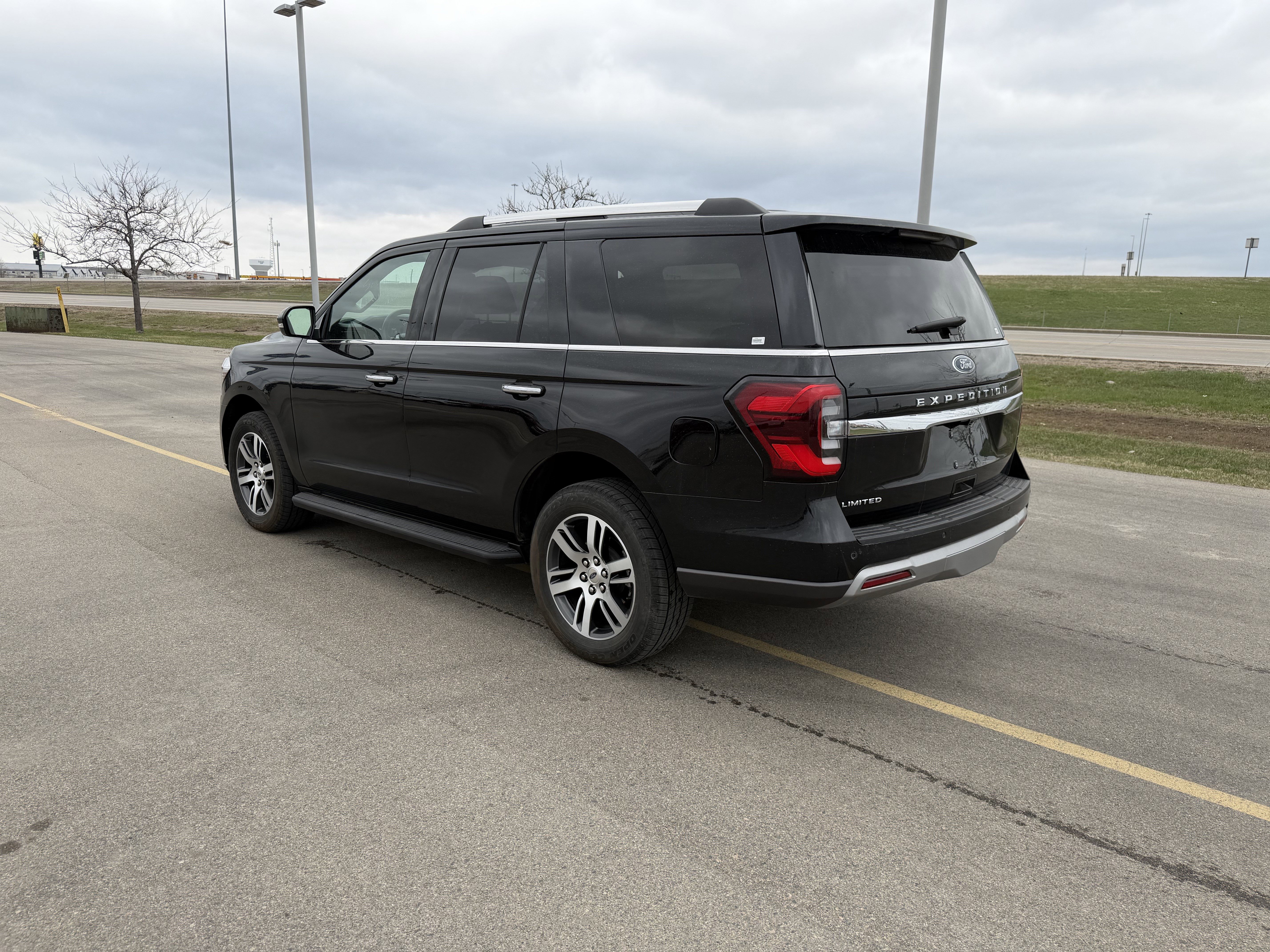 Used 2024 Ford Expedition Limited AWD/4WD image 3