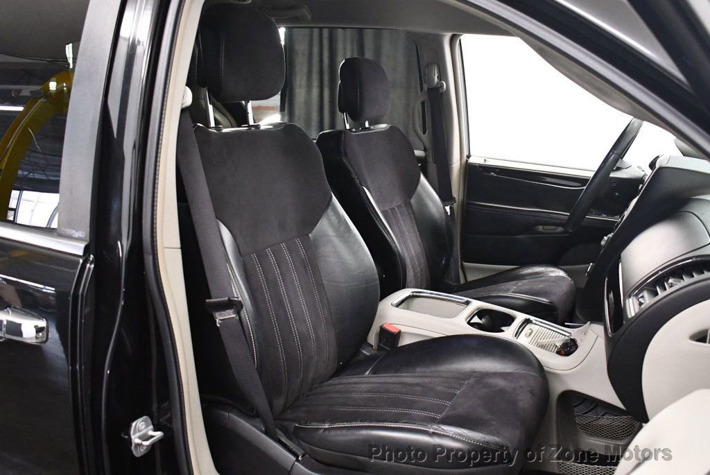 Used 2014 Chrysler Town & Country Touring-L image 12