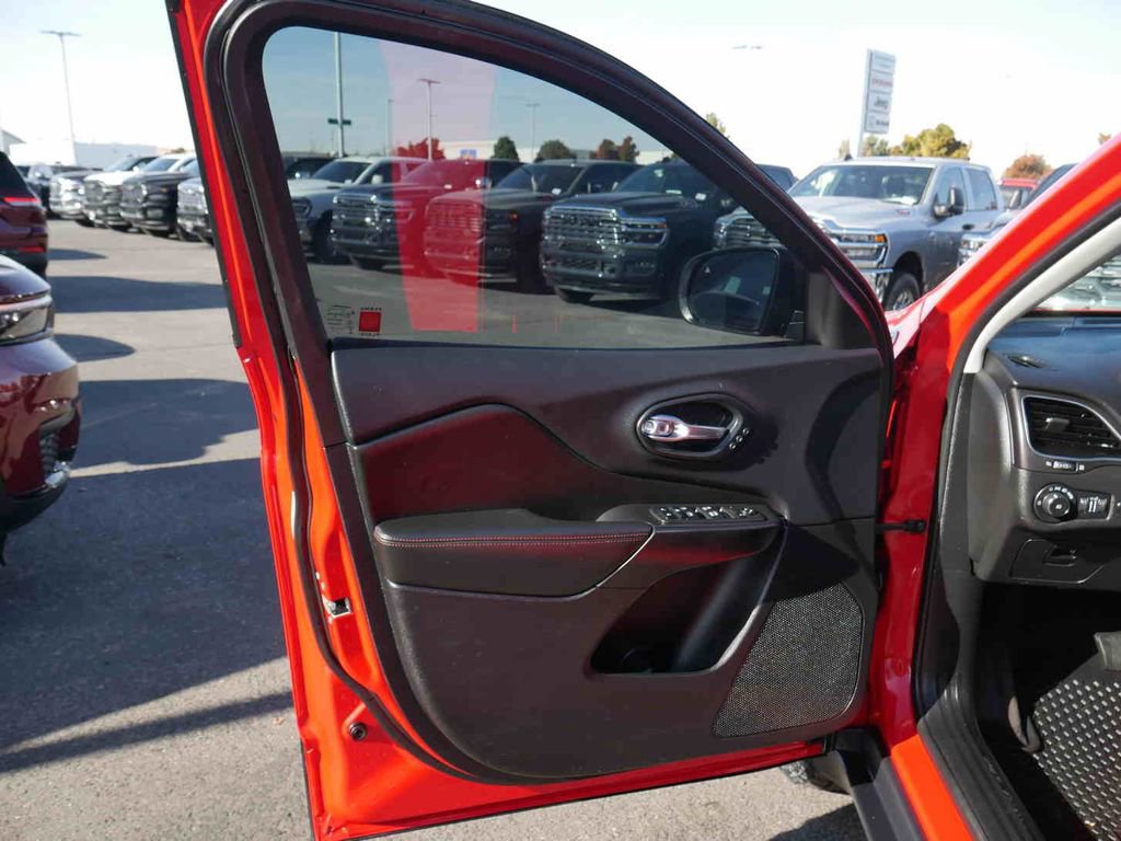 Used 2019 Jeep Cherokee Trailhawk image 28