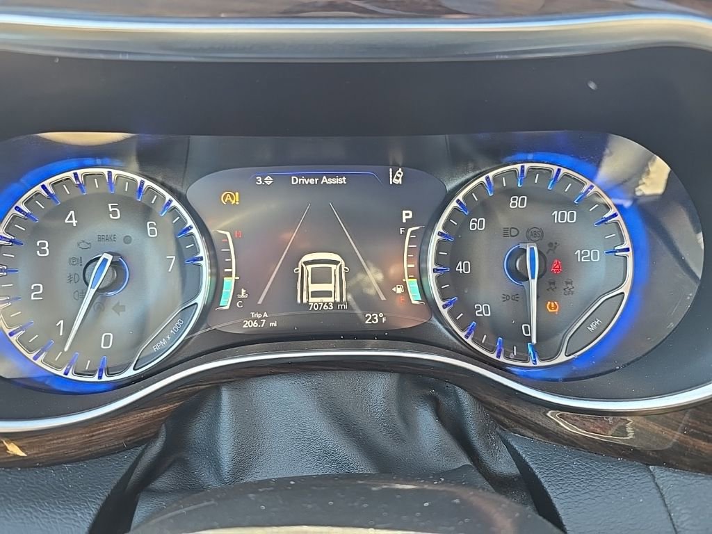 Used 2021 Chrysler Pacifica Limited w/ Uconnect Theater Family Group image 22