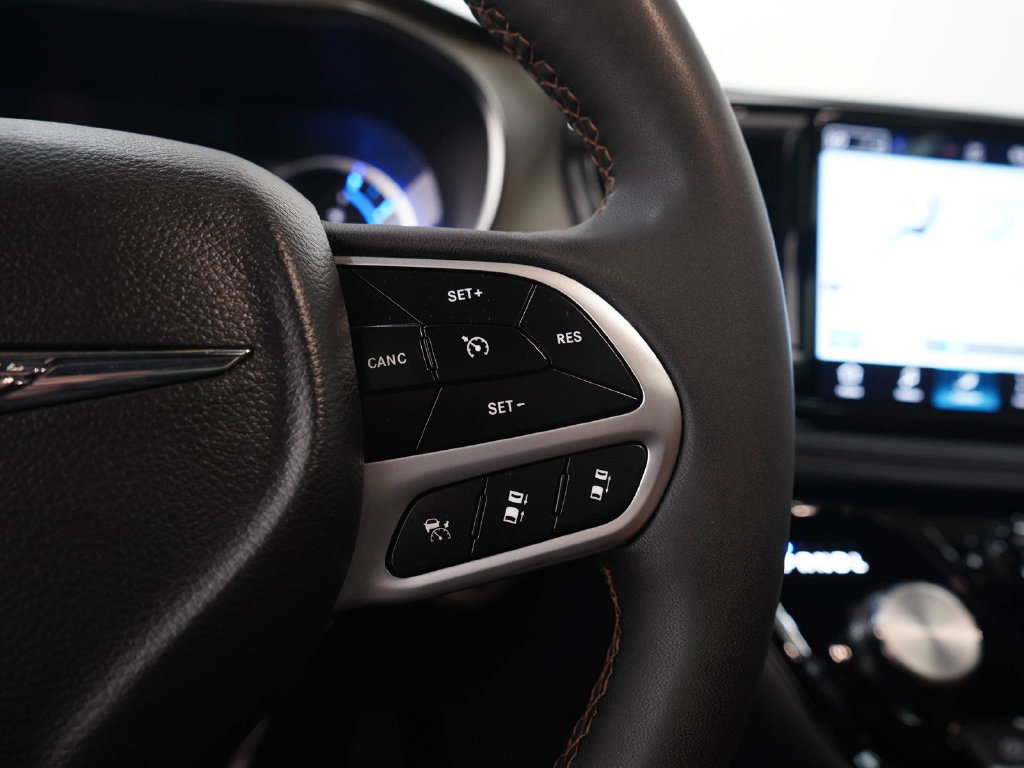 Used 2025 Chrysler Pacifica Pinnacle FWD image 29