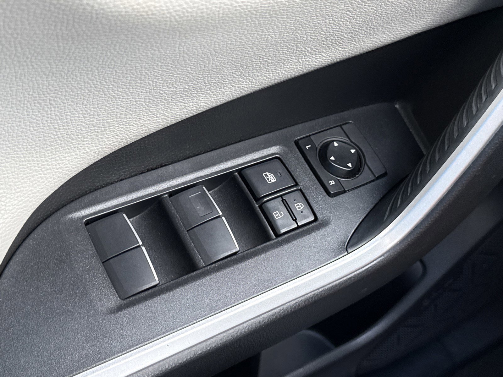 Used 2020 Toyota RAV4 Limited w/ Limited Grade Weather Package FWD image 19