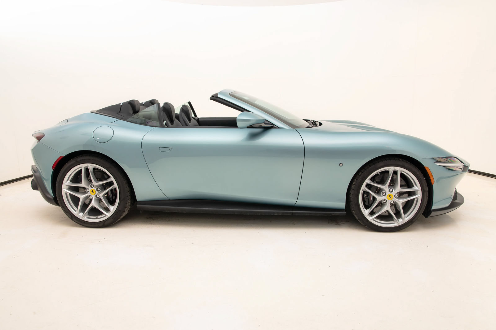 Certified 2025 Ferrari Roma Spider RWD image 3
