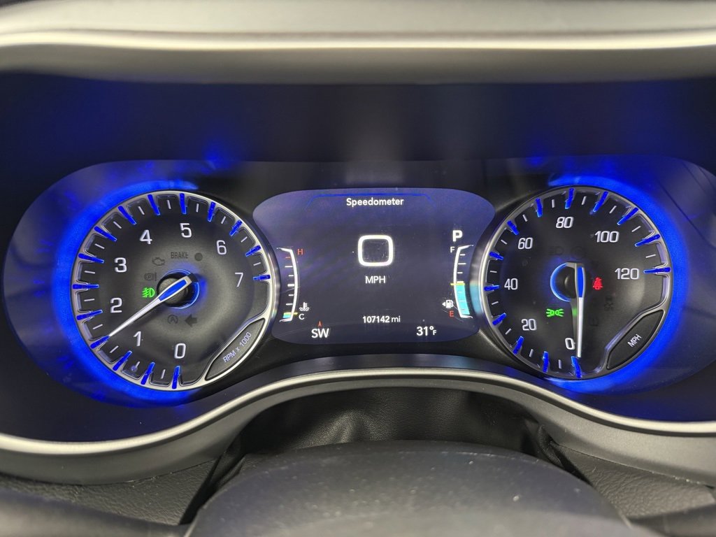 Used 2023 Chrysler Pacifica Touring image 4