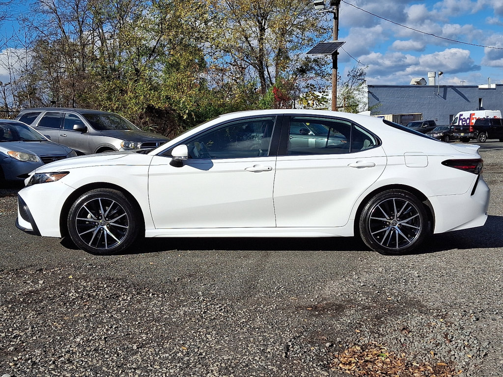 Used 2023 Toyota Camry SE image 2
