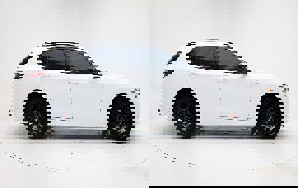 Used 2022 Alfa Romeo Stelvio Veloce image 3