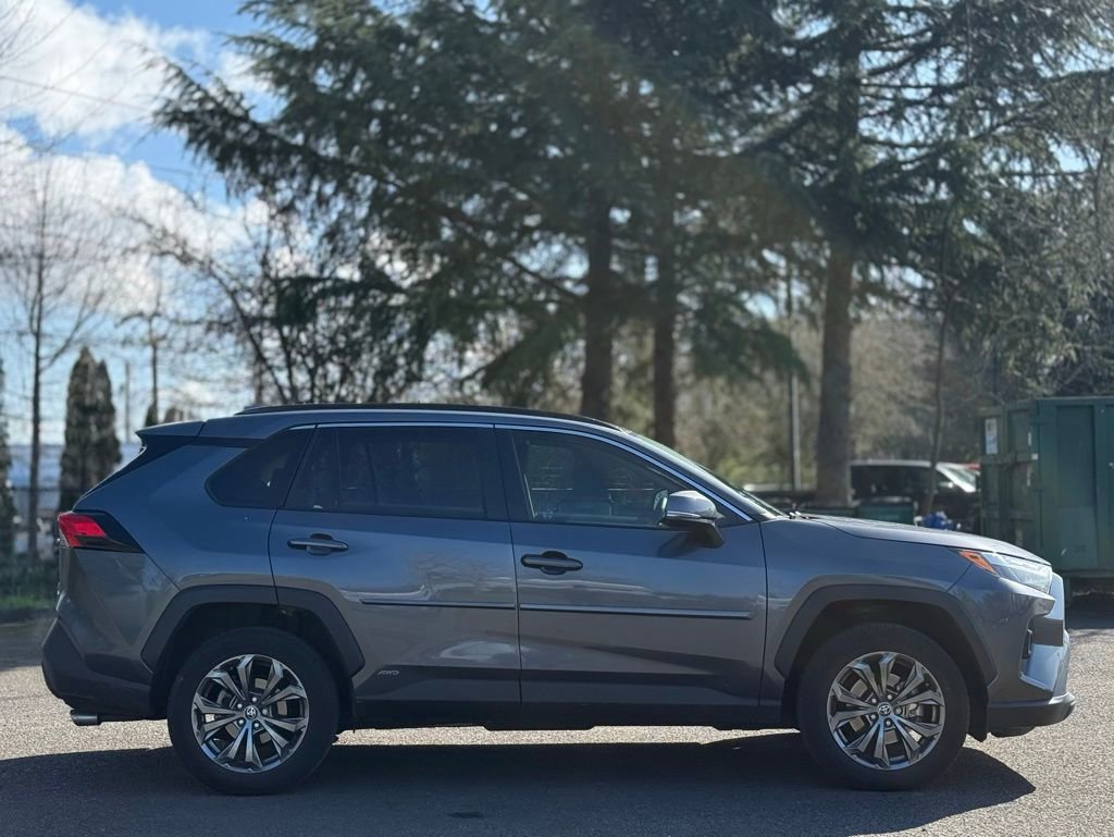 Used 2022 Toyota RAV4 XLE Premium image 6