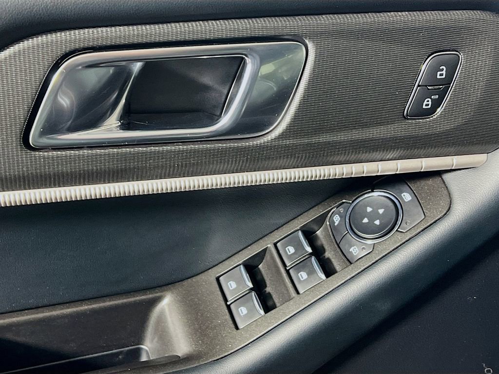Used 2025 Ford Explorer ST-Line w/ ST-Line Street Pack image 16