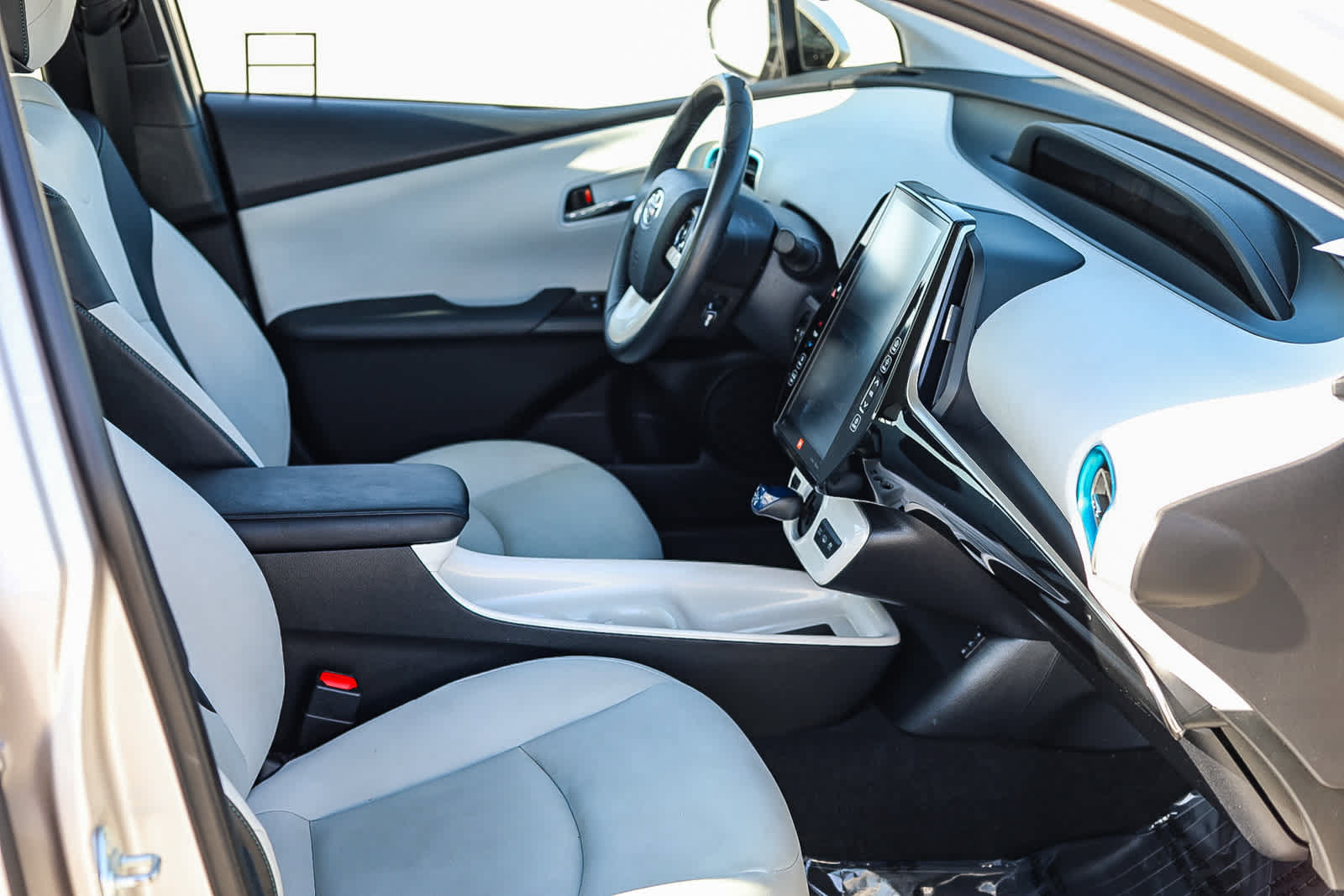 Certified 2017 Toyota Prius Prime Advanced w/ Carpet Mat Package FWD image 13