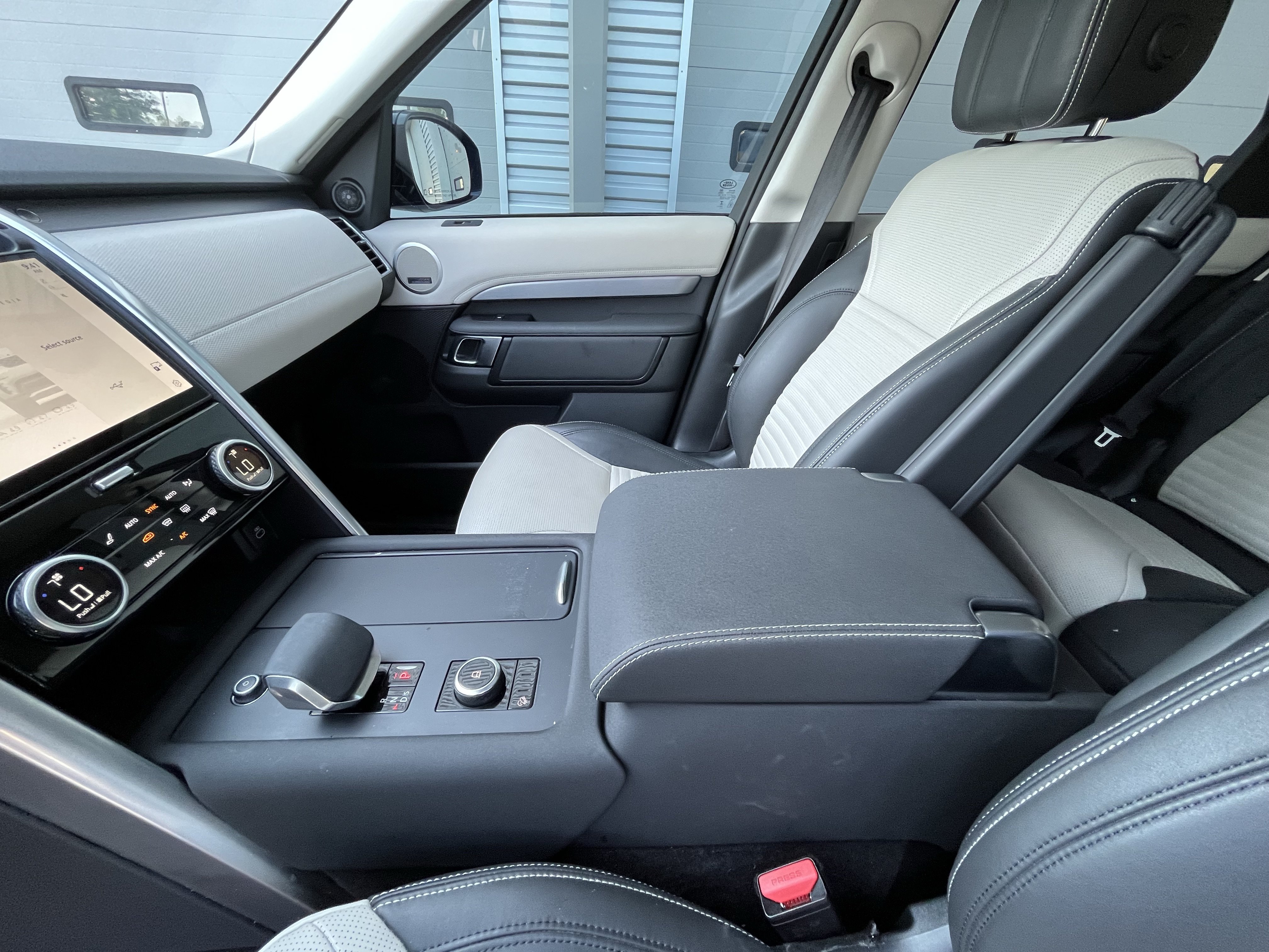 Used 2025 Land Rover Discovery Dynamic SE AWD/4WD image 31