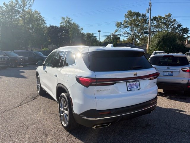 Used 2025 Buick Enclave Preferred AWD/4WD image 3