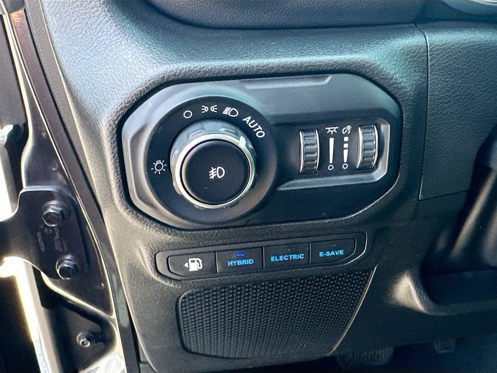 Used 2022 Jeep Wrangler Unlimited Sahara w/ Cold Weather Group AWD/4WD image 27