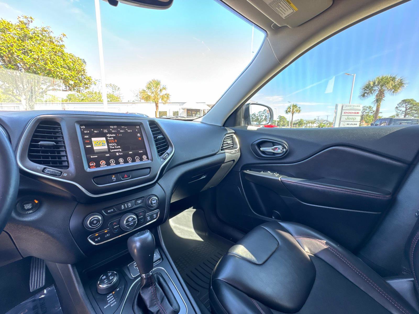 Used 2019 Jeep Cherokee Trailhawk AWD/4WD image 27