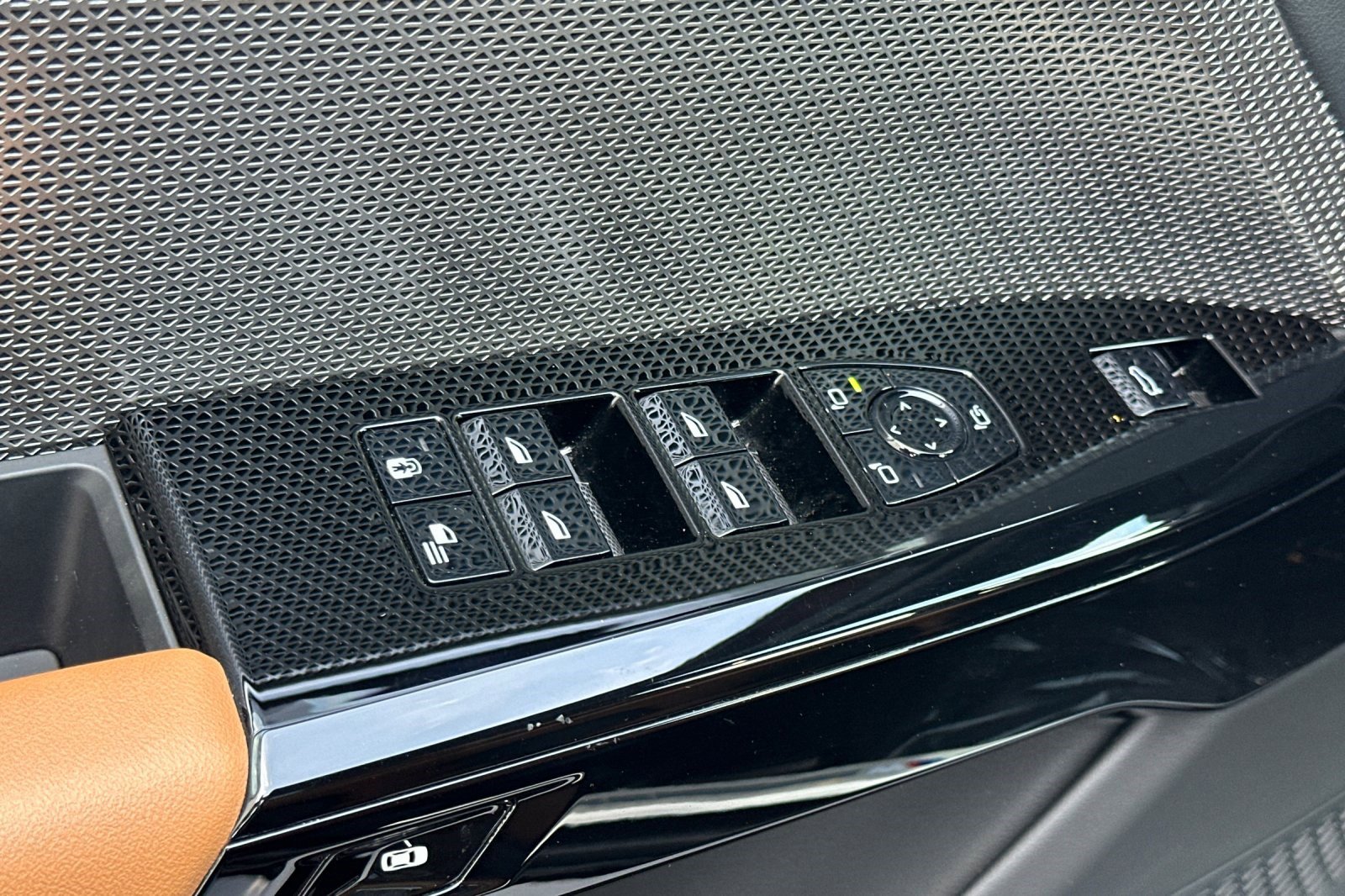 Used 2025 BMW 740i w/ Premium Package RWD image 13