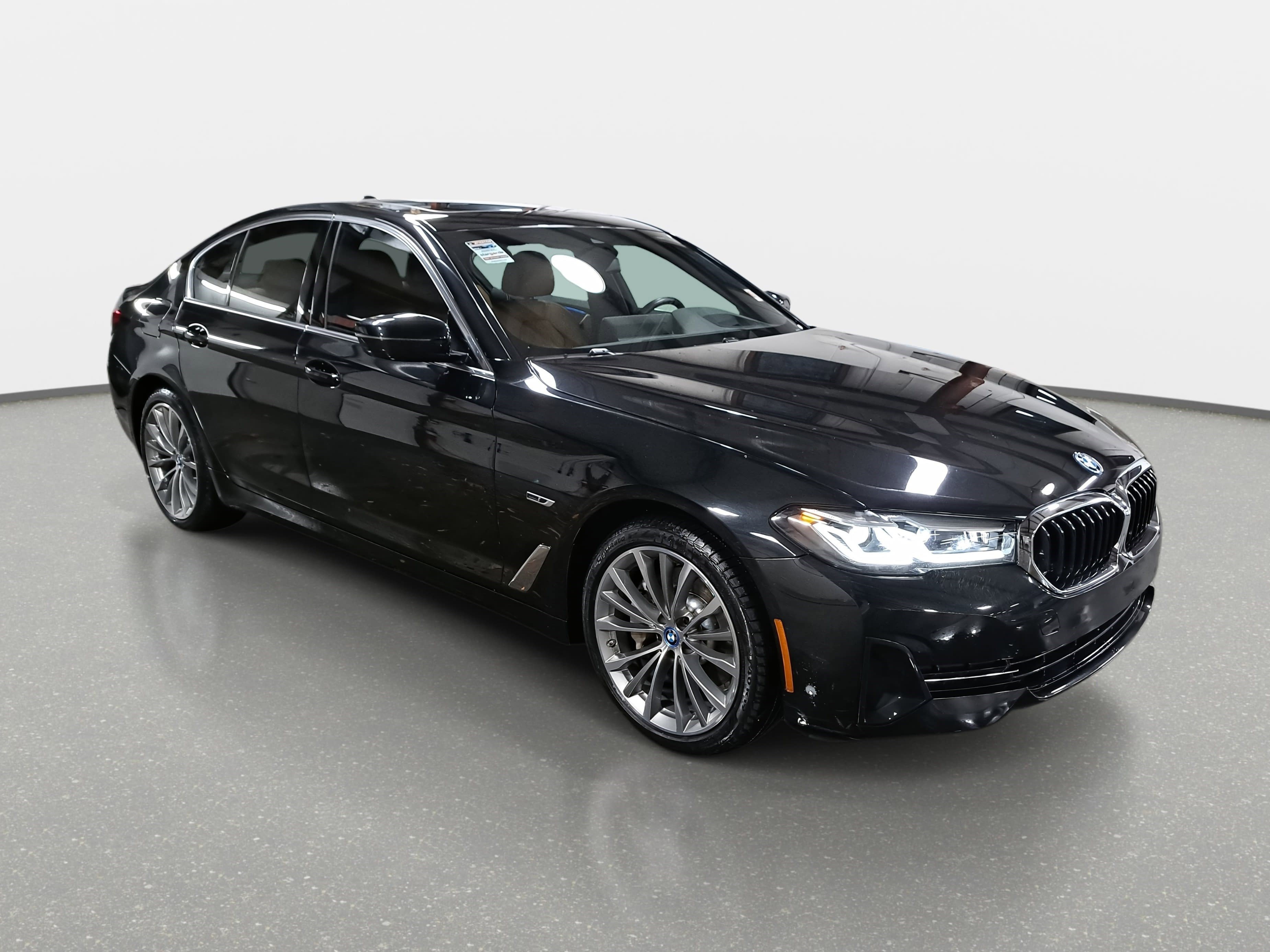 Certified 2023 BMW 530e w/ Premium Package image 3