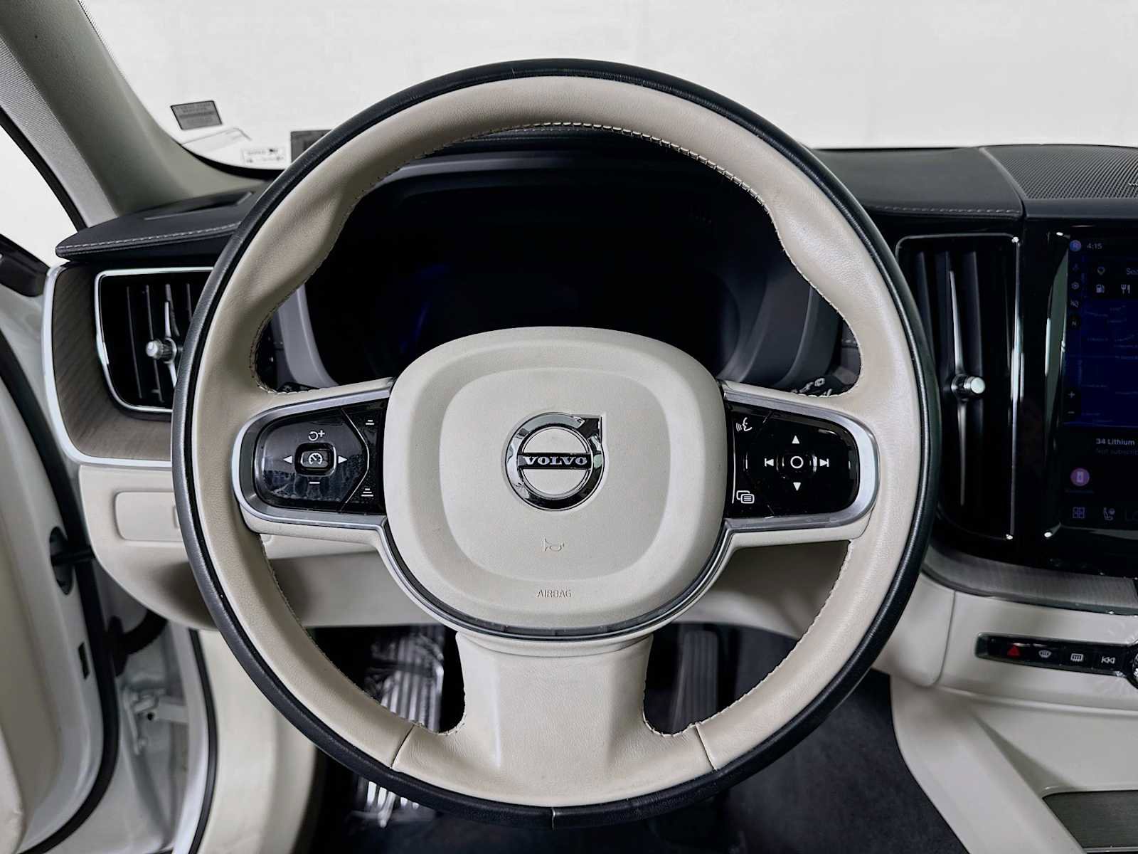 Used 2023 Volvo XC60 B5 Ultimate w/ Climate Package FWD image 11