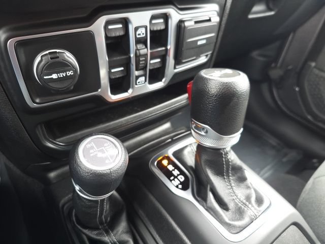 Used 2025 Jeep Wrangler Unlimited Sahara w/ Safety Group AWD/4WD image 32