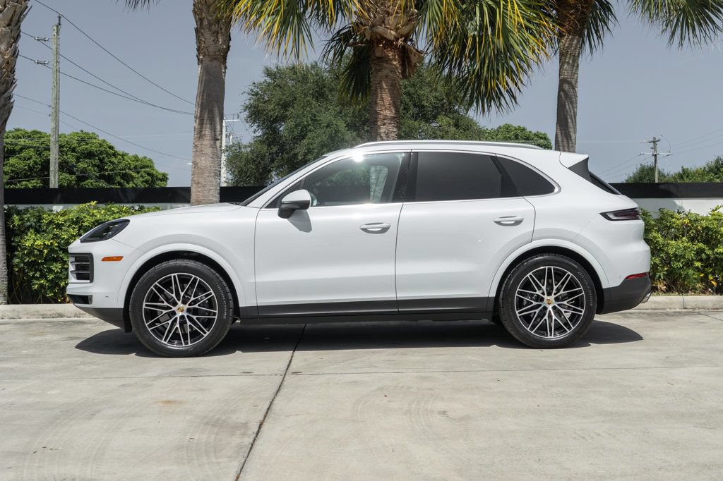 Used 2024 Porsche Cayenne AWD/4WD image 3