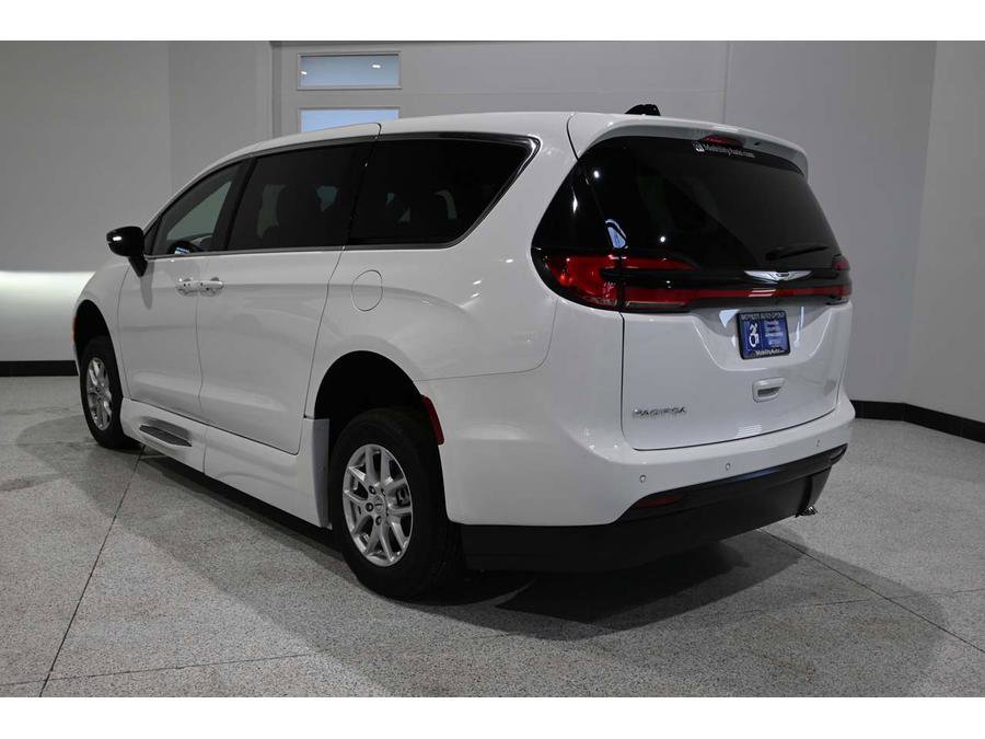 New 2024 Chrysler Pacifica Touring FWD image 8