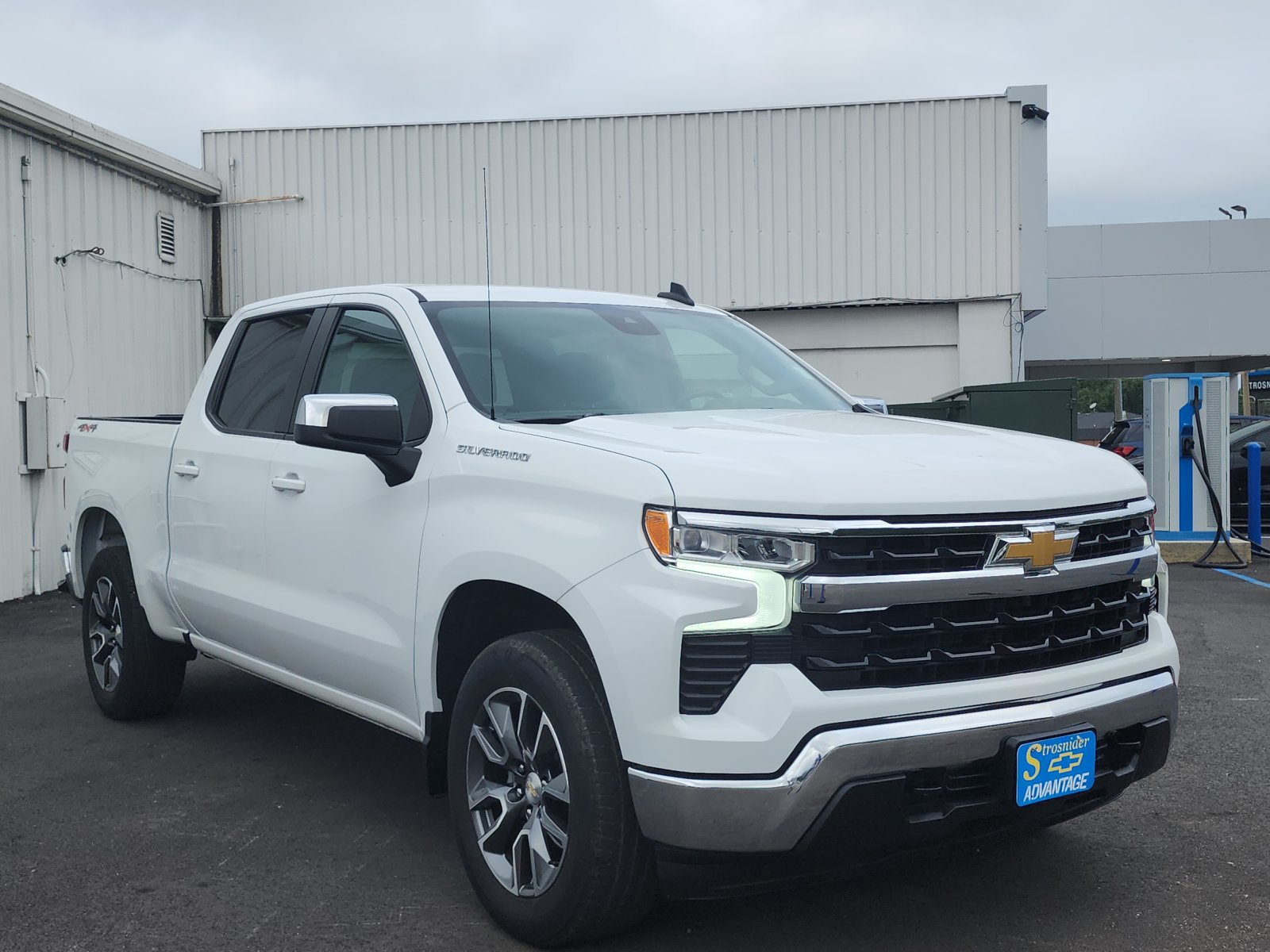 Used 2023 Chevrolet Silverado 1500 LT AWD/4WD image 7