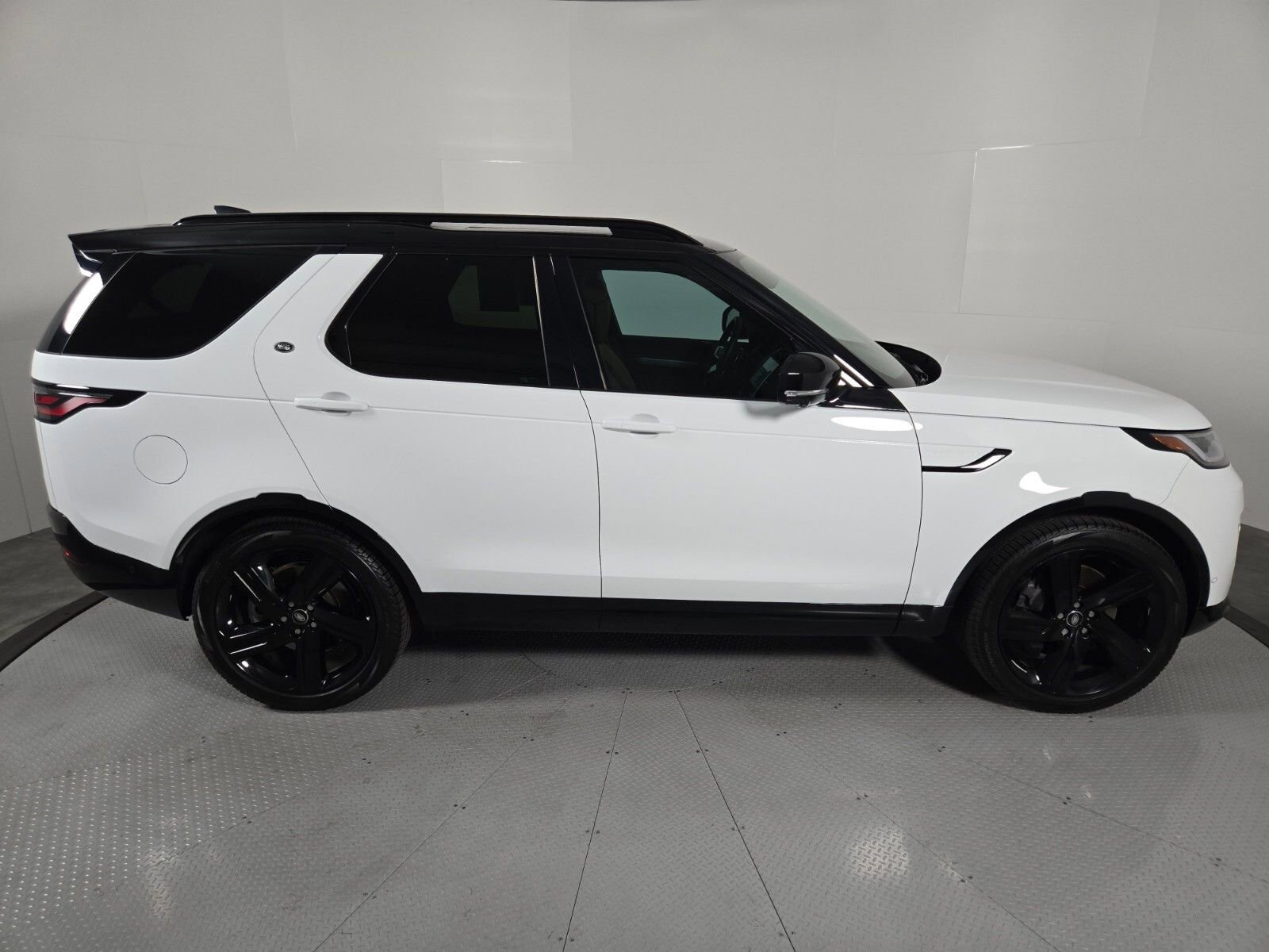 Used 2025 Land Rover Discovery Dynamic SE AWD/4WD image 4