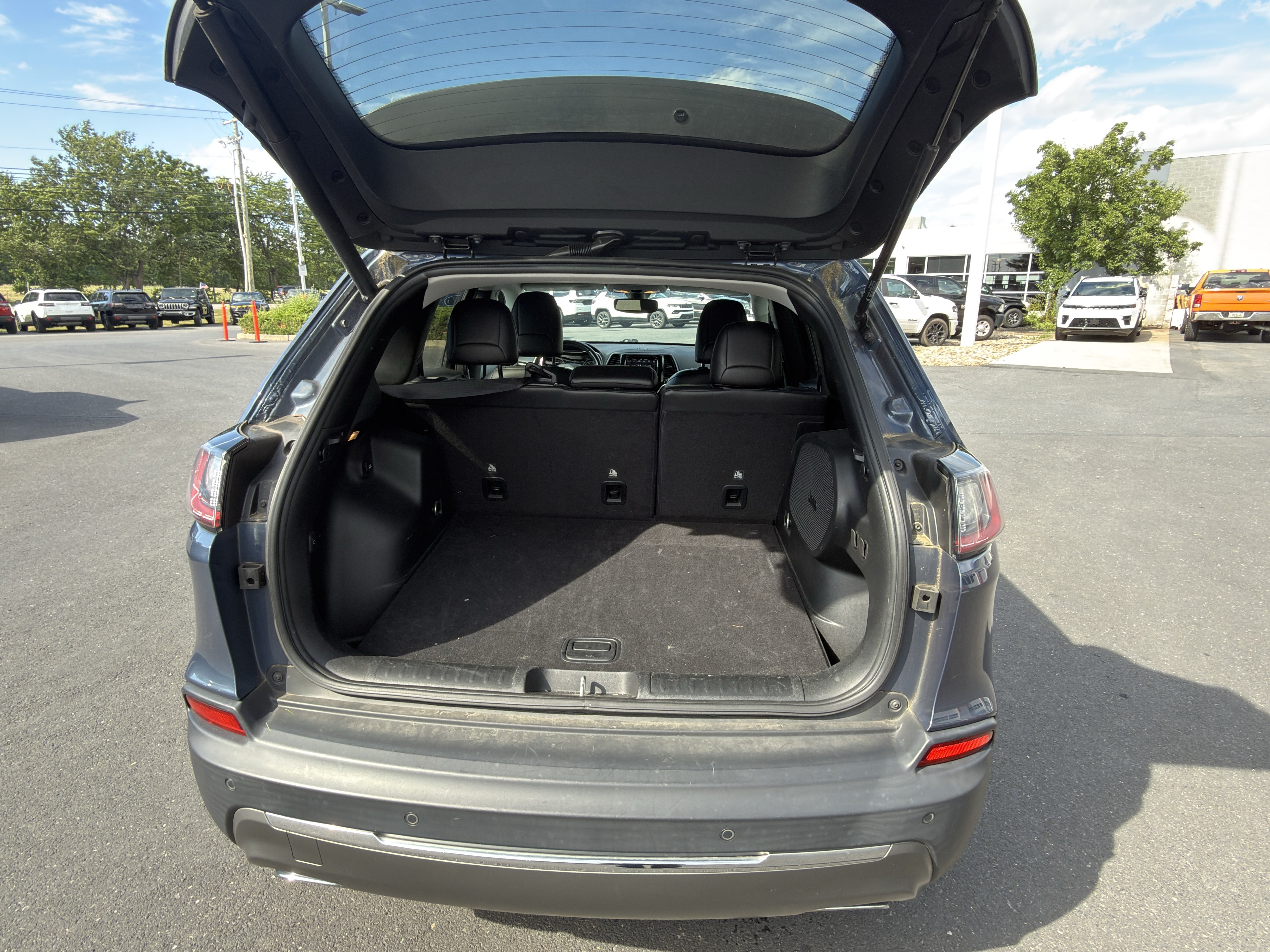 Used 2019 Jeep Cherokee Limited AWD/4WD image 13