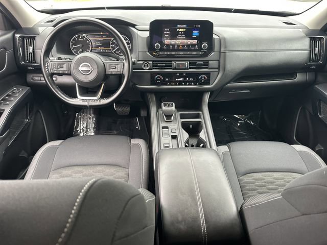 Used 2024 Nissan Pathfinder S image 16