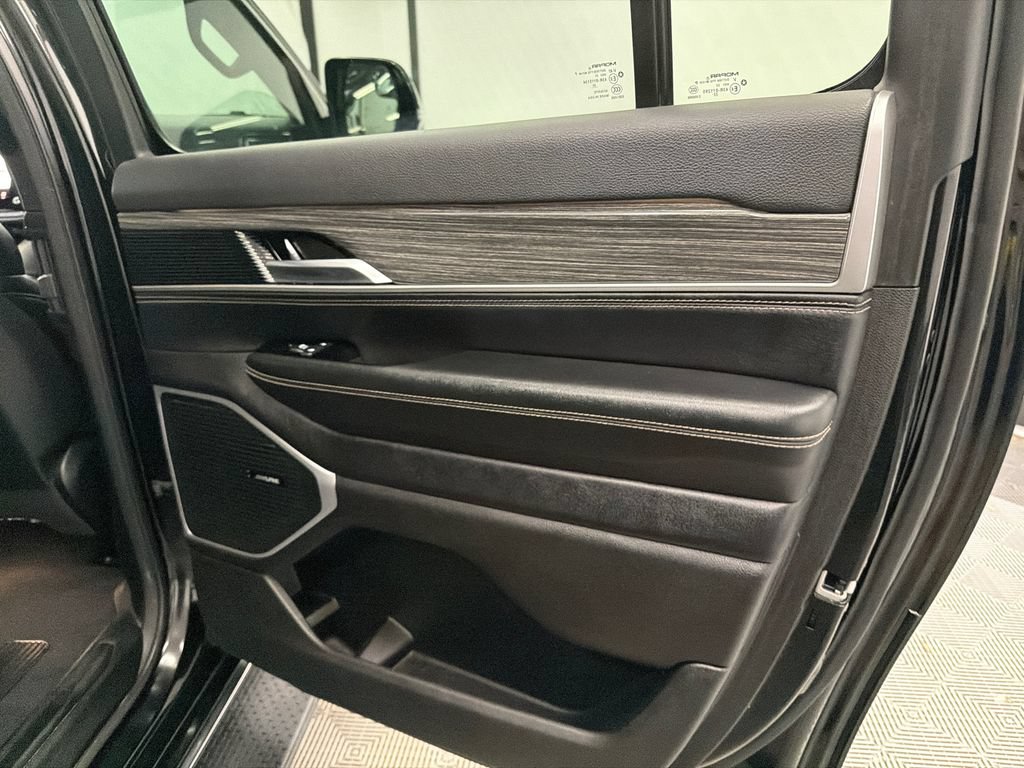 Used 2024 Jeep Wagoneer L Series II RWD image 18