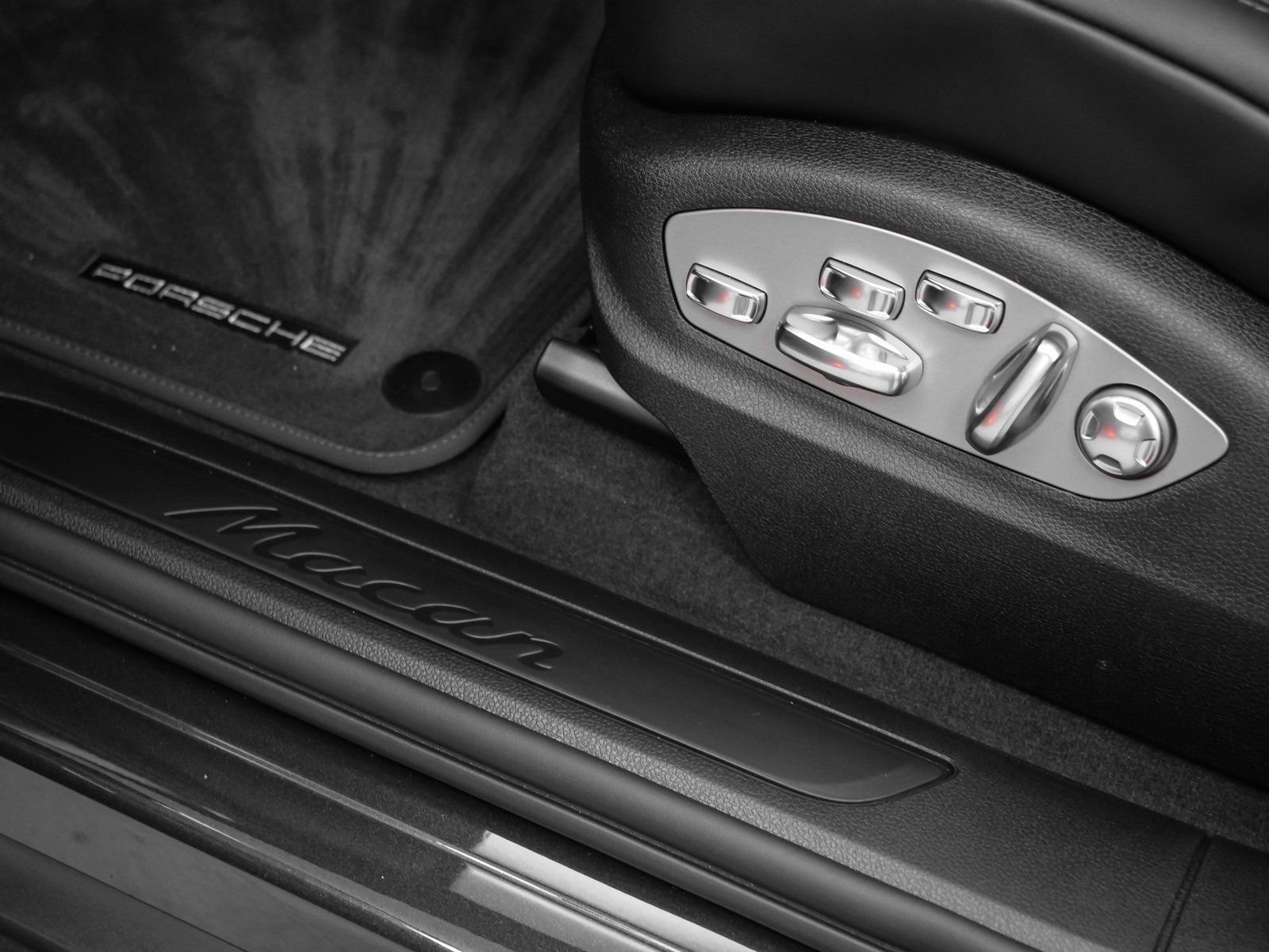 Certified 2025 Porsche Macan AWD/4WD image 22
