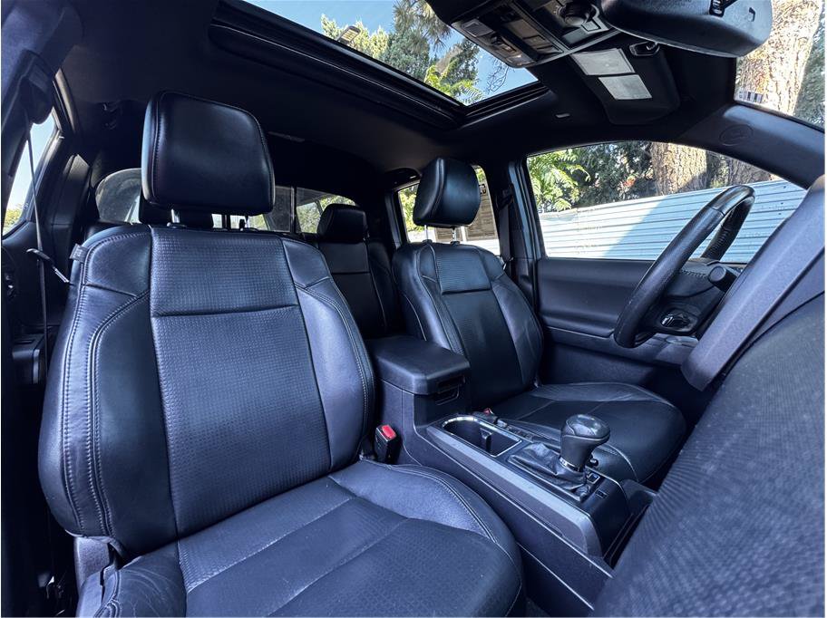 Used 2019 Toyota Tacoma TRD Off-Road AWD/4WD image 4