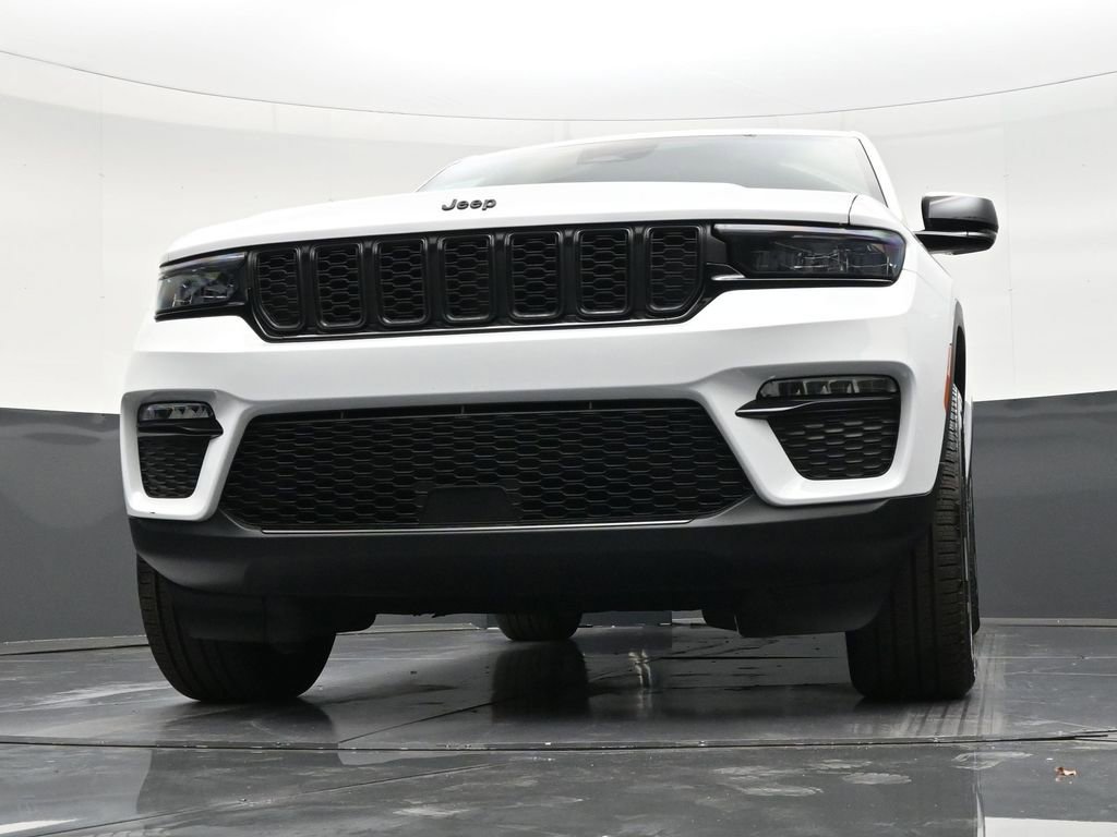 Used 2025 Jeep Grand Cherokee Limited w/ Black Appearance Package image 28