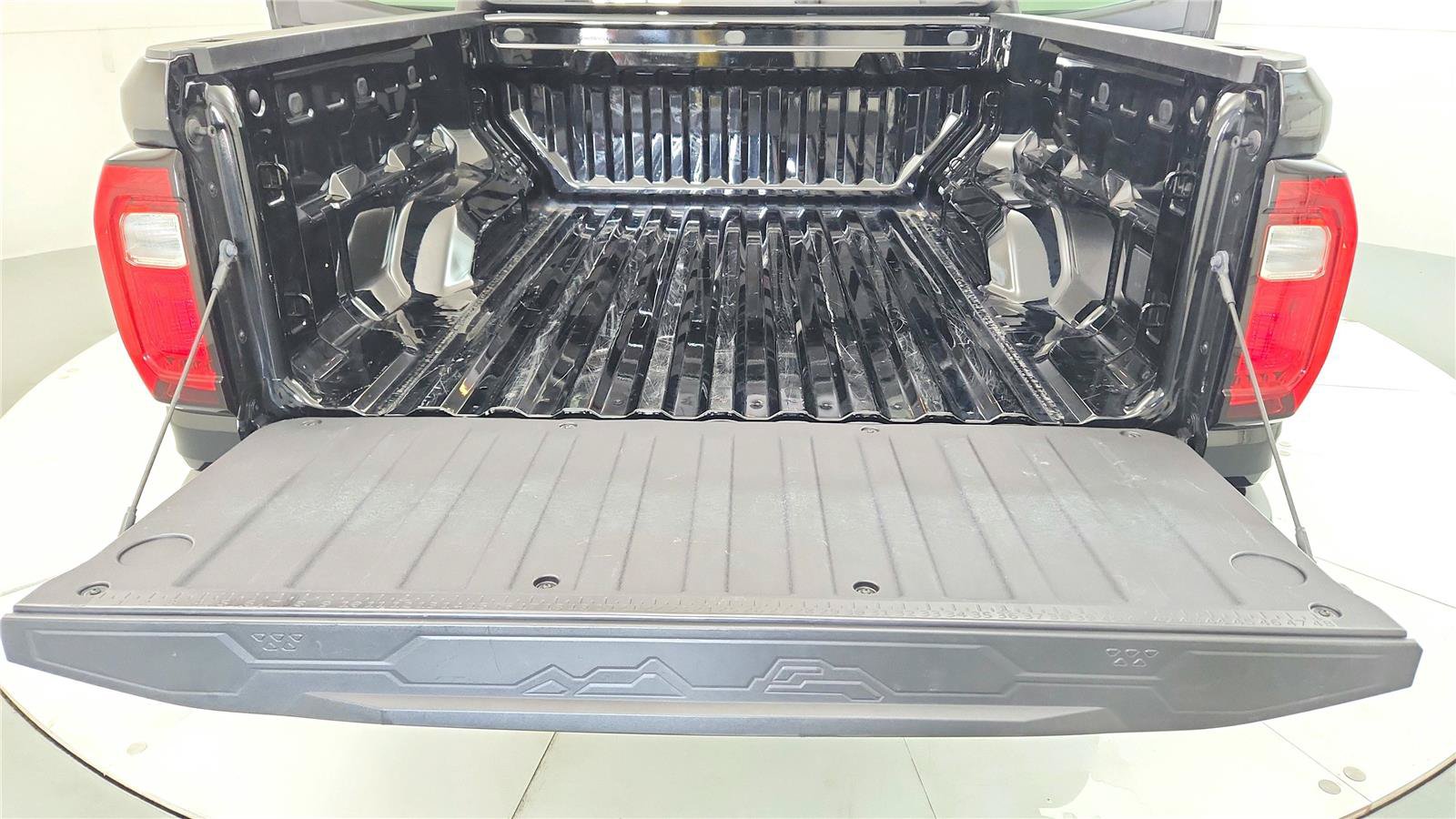 Used 2025 GMC Canyon Elevation RWD image 12