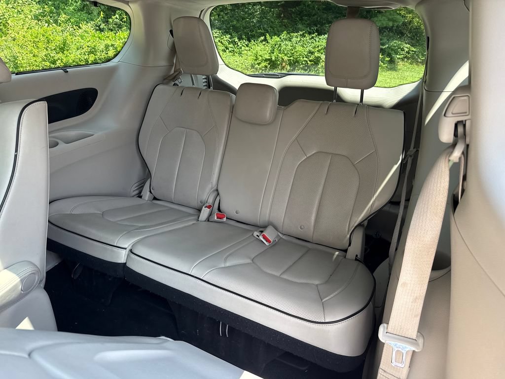 Used 2021 Chrysler Pacifica Limited w/ Uconnect Theater Family Group FWD image 28