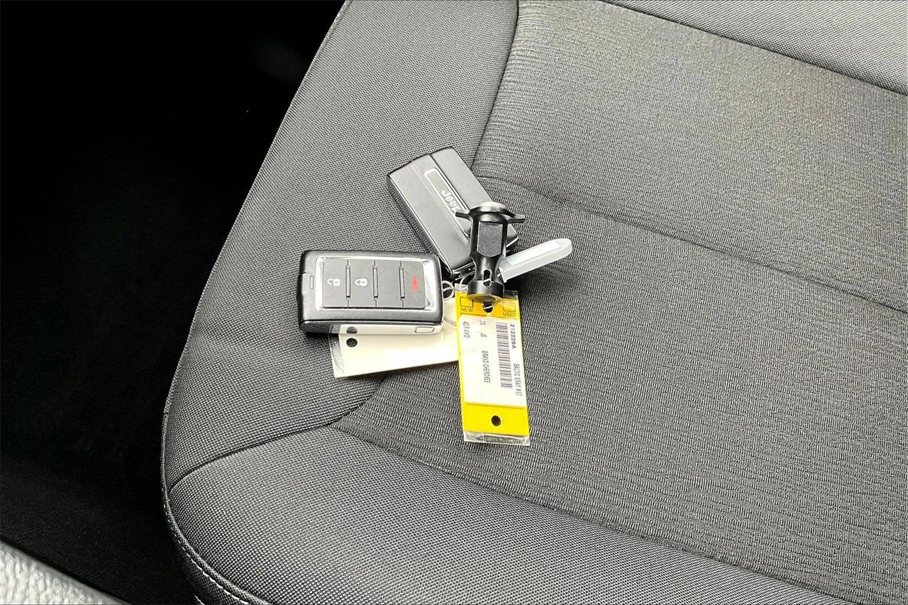 Certified 2024 Jeep Grand Cherokee Laredo X image 31