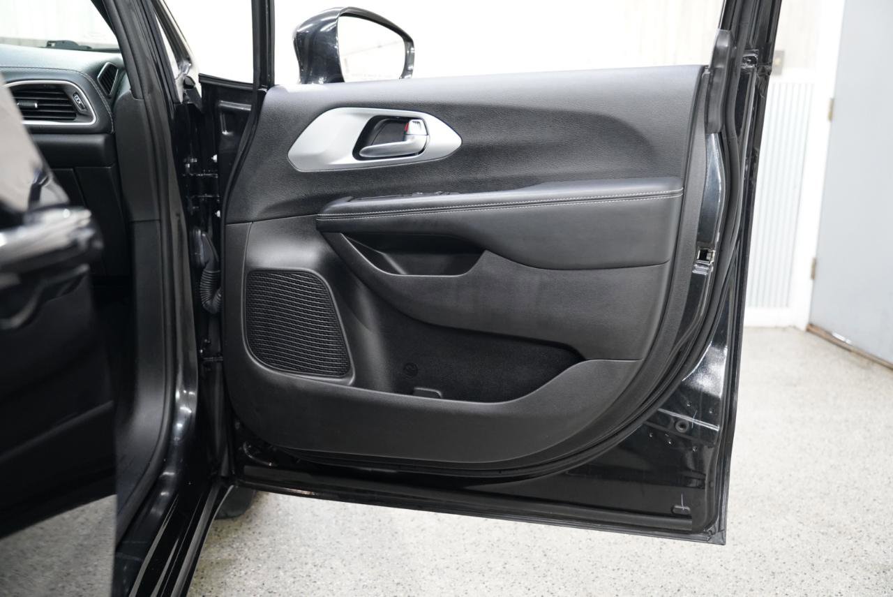 Used 2021 Chrysler Pacifica Touring-L w/ Uconnect Theater Family Group image 32