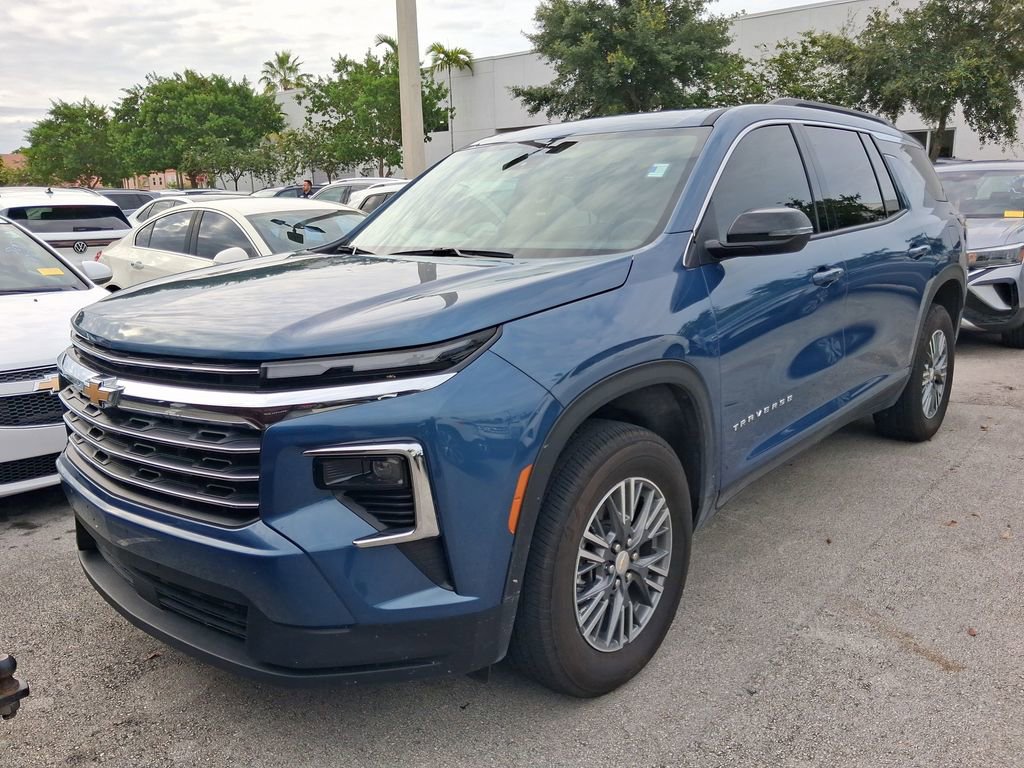Used 2025 Chevrolet Traverse LT FWD image 2