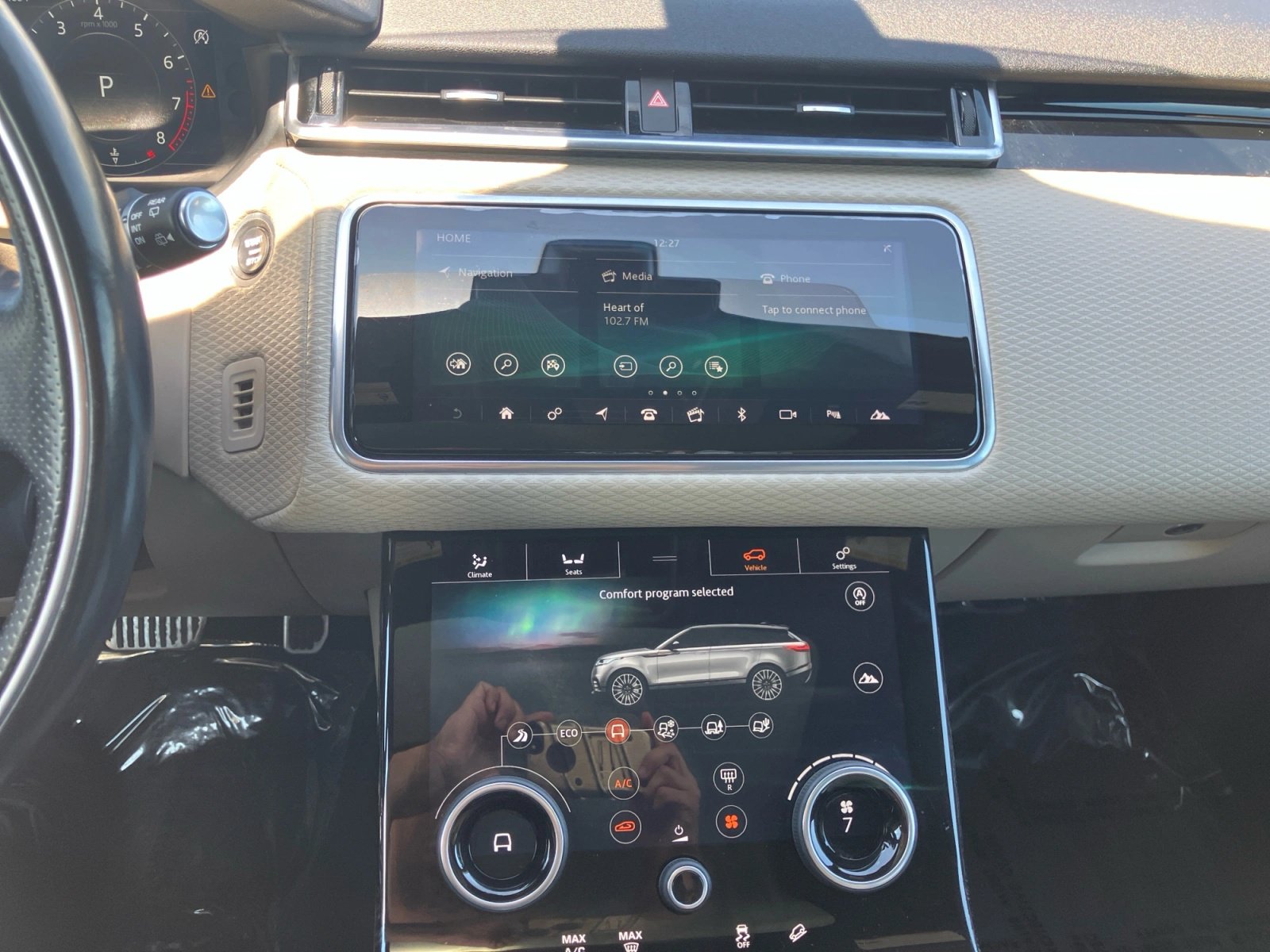 Used 2018 Land Rover Range Rover Velar R-Dynamic SE AWD/4WD image 15