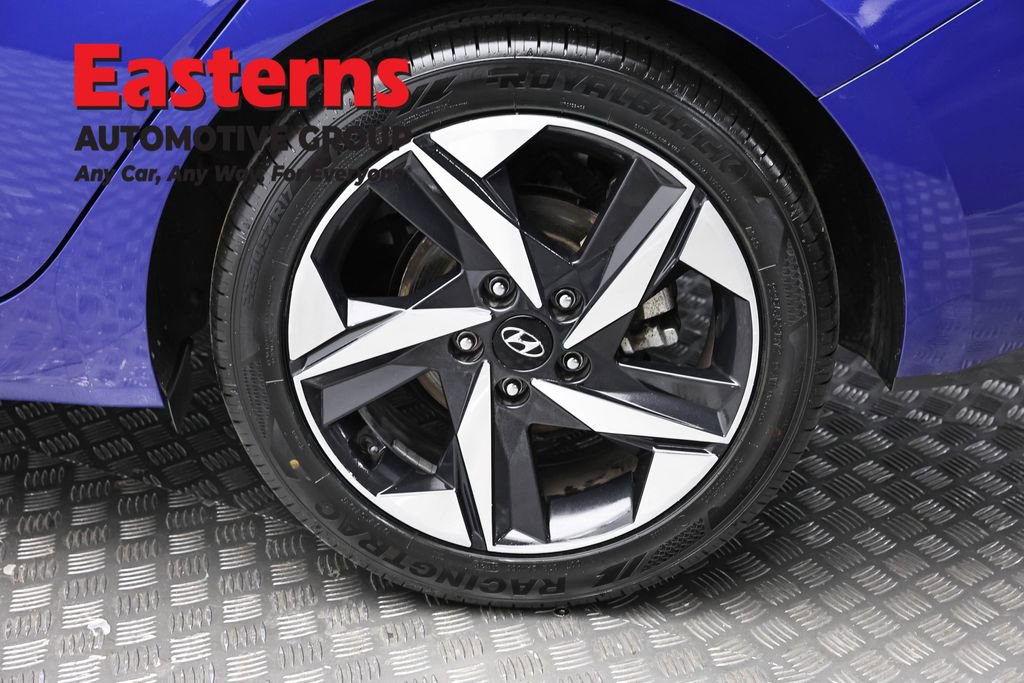 Used 2023 Hyundai Elantra Limited w/ Preferred Accessory Package image 8