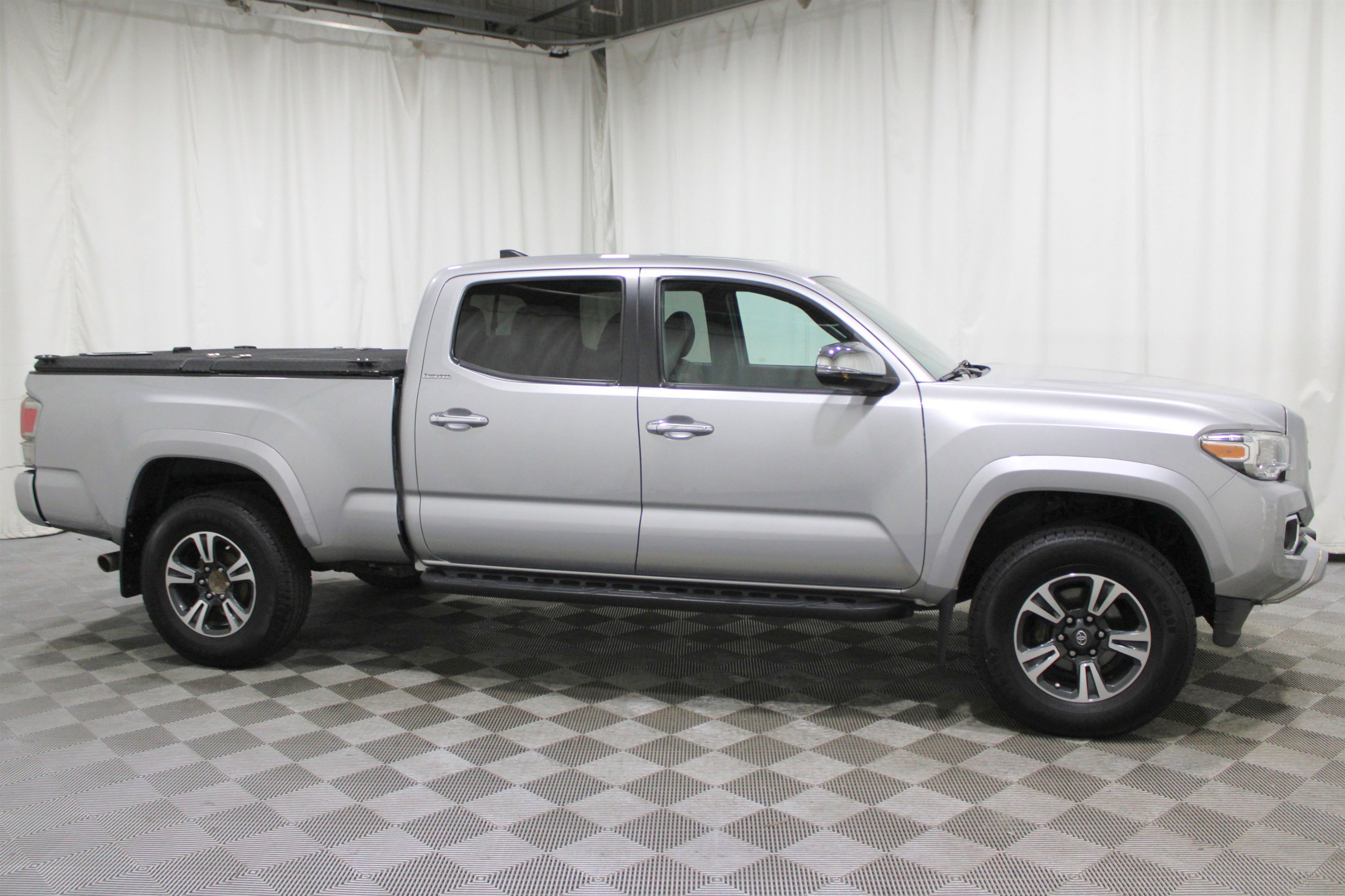 Used 2016 Toyota Tacoma Limited image 37